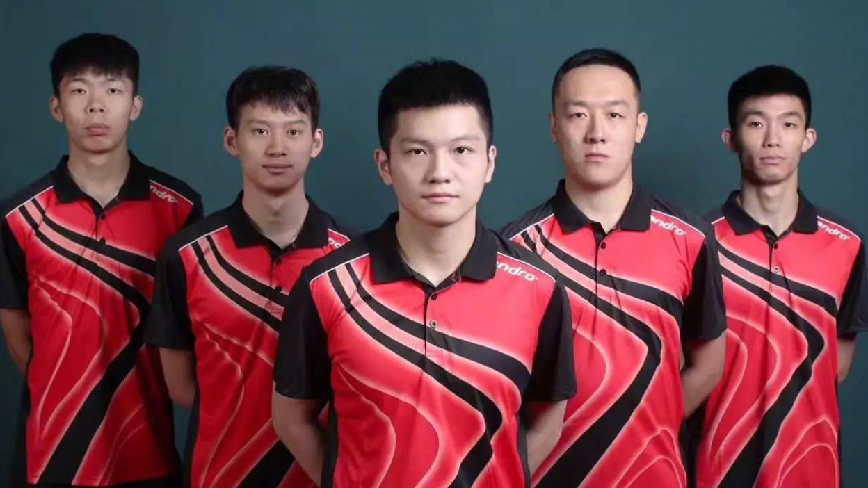 罕见的八一男乒五虎合影：樊振东一身正气，周雨的颜值也非常不错
