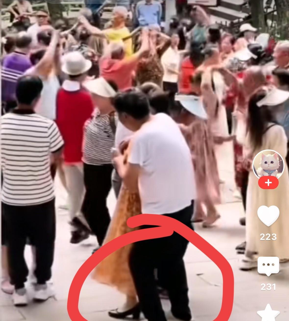 他们这样哪里是跳舞，分明就是借着跳舞的名号出来耍流氓。
老头抱着妇女，没有章法的