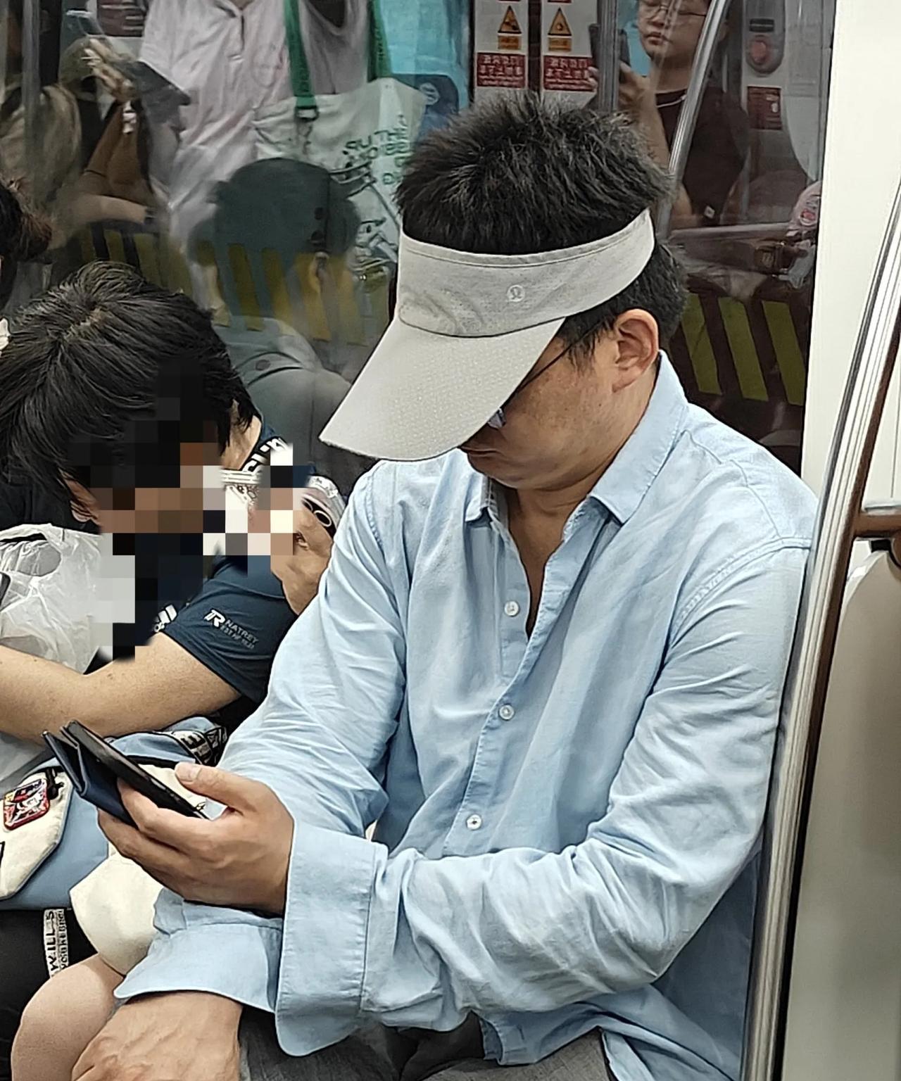 地铁爱心专座必须让座吗？
今天十号线交通大学站上来一中年人和老人。中年人看到“爱