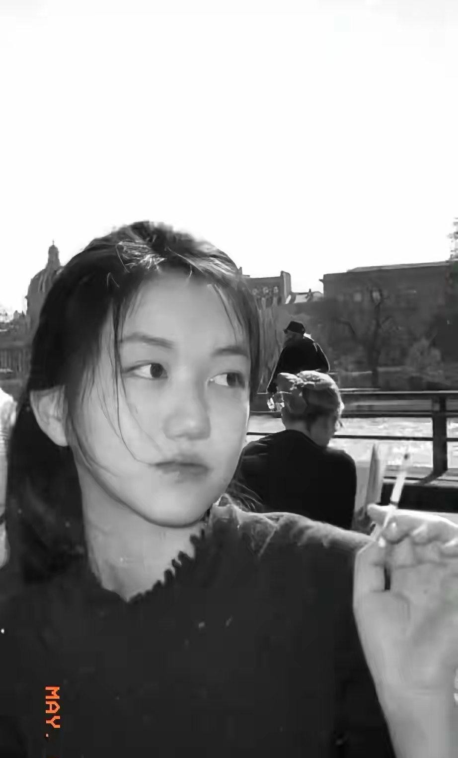 没有对比

王菲两个女儿，一看就是个老烟民，虽然年纪不大，但家庭好像对抽烟这事儿