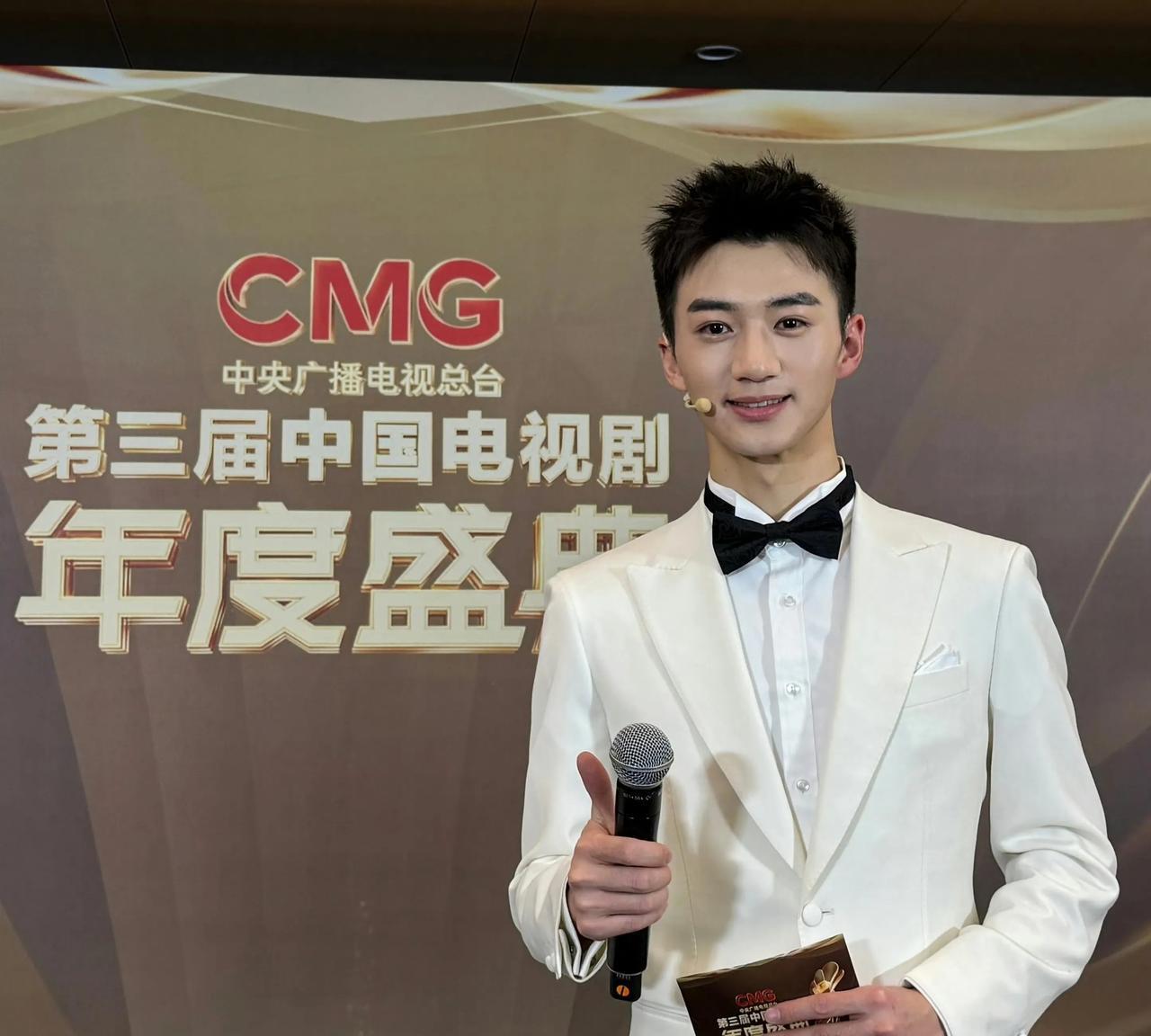 央视官宣新主播，26岁的郑新宇成为CCTV-13新闻频道主持人。郑新宇本科毕业于