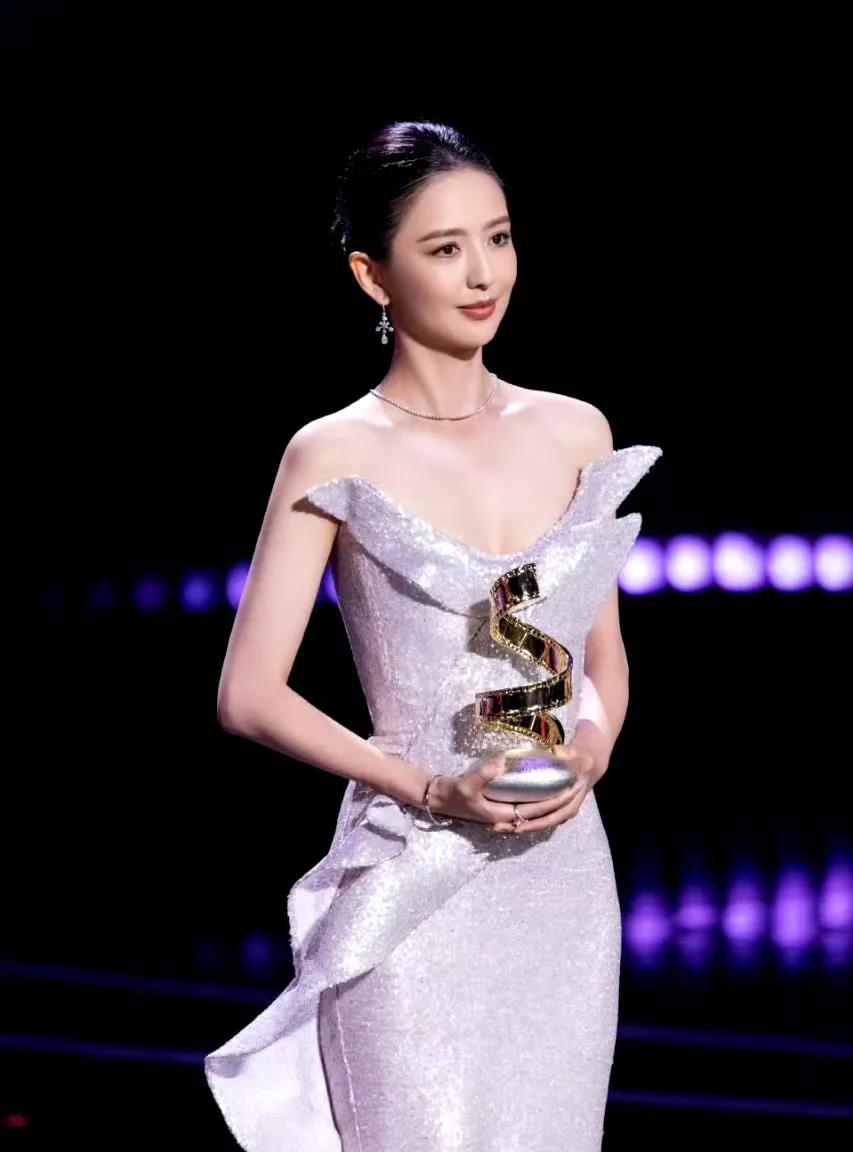 佟丽娅鎏光浅紫鱼尾裙
网友：浅紫色真的太配丫丫啦
不得不说这个浅紫色真的衬得佟丽