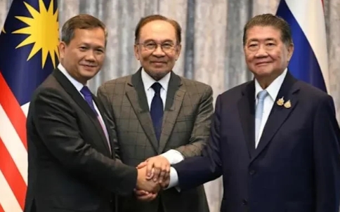 柬埔寨首相洪玛奈最终笑到了最后。据报道，泰国与柬埔寨双方已达成停火协议，协议将于