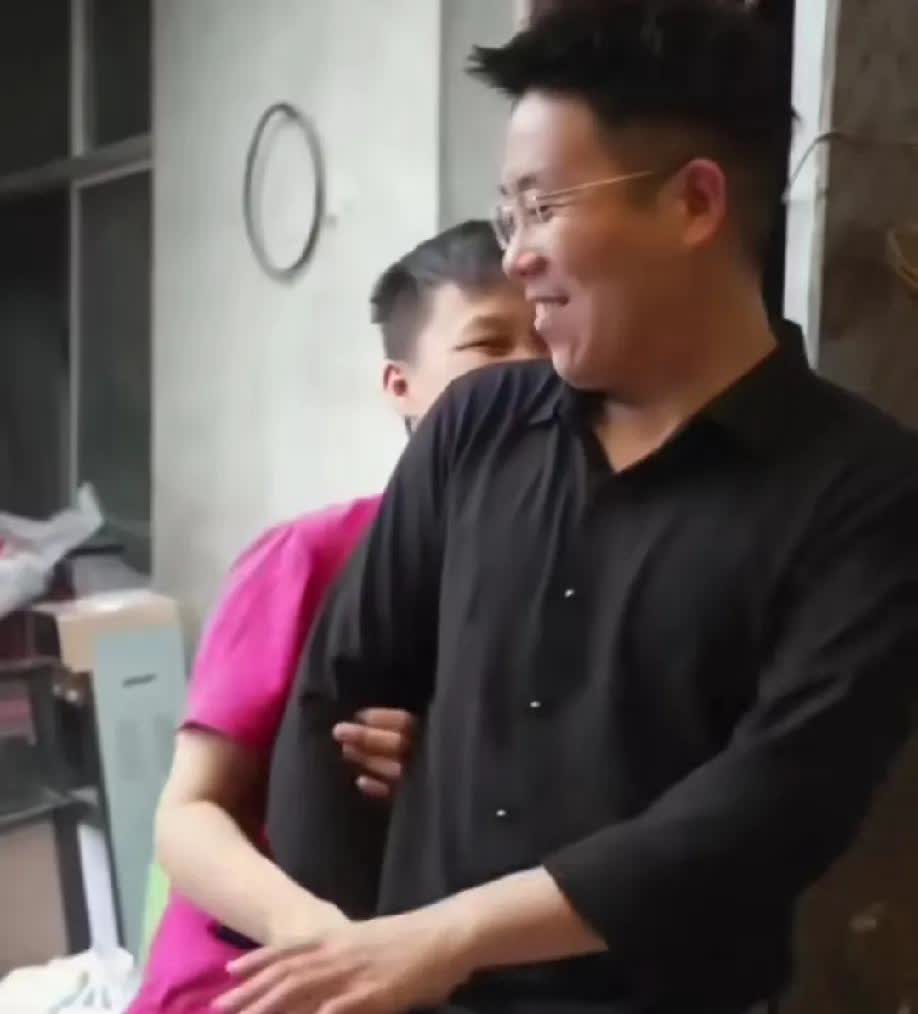 王杰被摸屁股，亮哥被袭裆，梦秋也实在太过分了，宁宁一个眼神说明一切……

粉