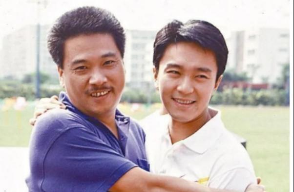 1991年，吴孟达和周星驰共同出1000w，在天津开了一家BB机，卖1w一部，赚