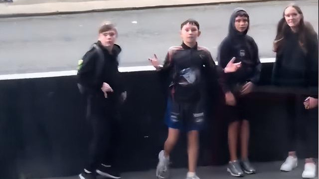 博主在机场遭种族歧视，做手势骂国人吃狗肉，上千网友在线教反击