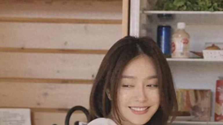 她曾与黄晓明同居4年, 27岁时身家上亿, 40岁名气和baby