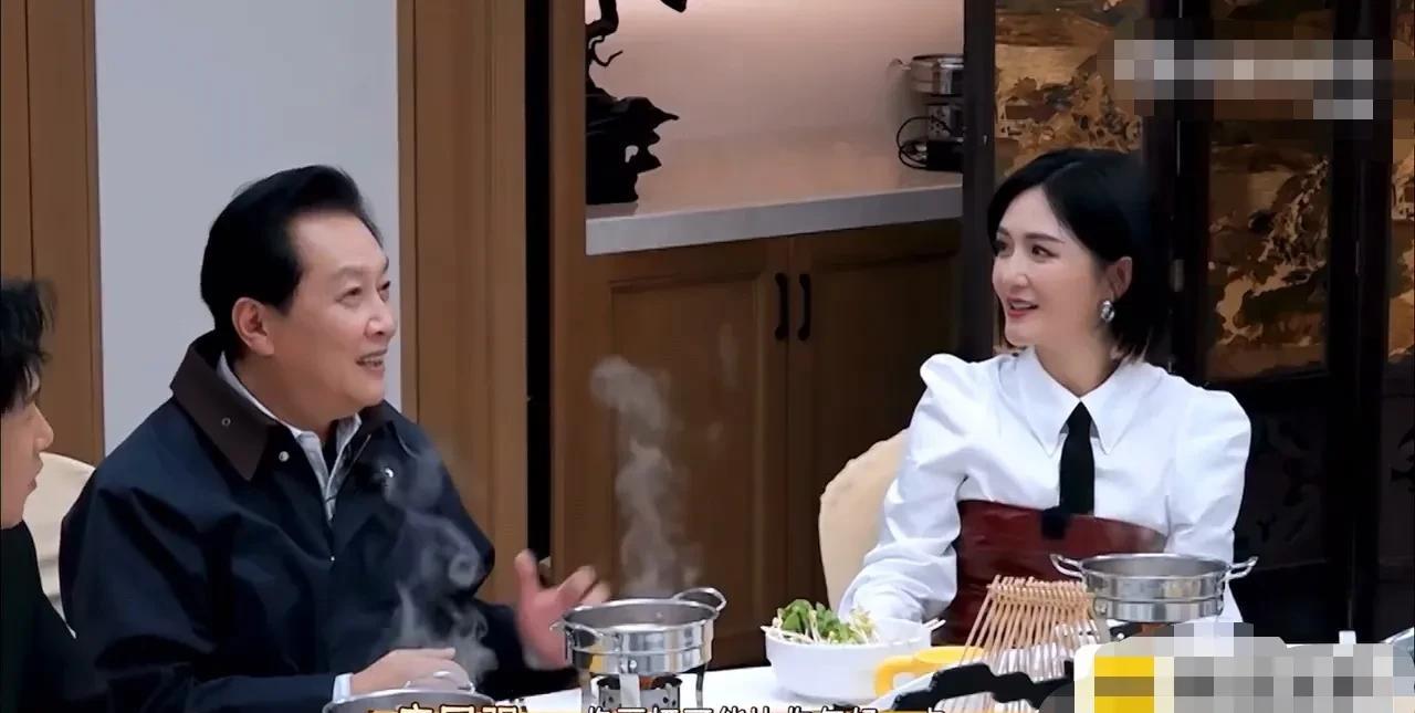 唐国强老师认真的谢娜说：“你和那个佟丽娅长的很像，两人如果呆在一块，根本就分不清
