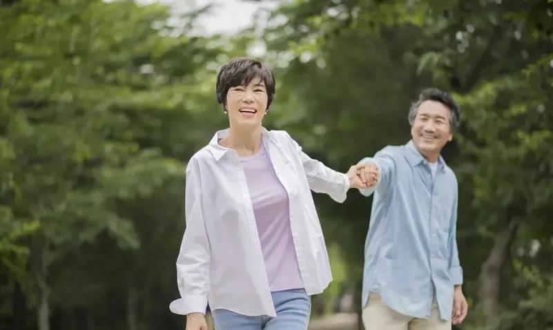 人生微笑是个宝
健健康康活到老
喜看今日多美好
再看明天更美好
心怀美好没烦恼