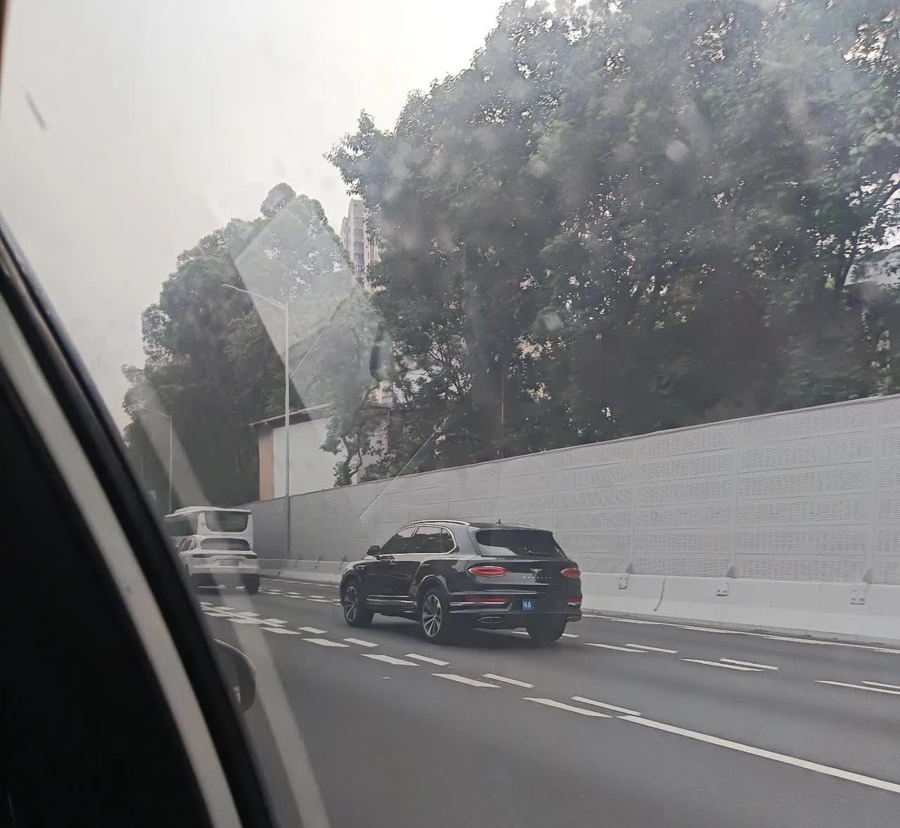 家人们谁懂啊，来广州打车，一路上眼睛都看直了！平常难得一见的豪车，在这跟不要钱似