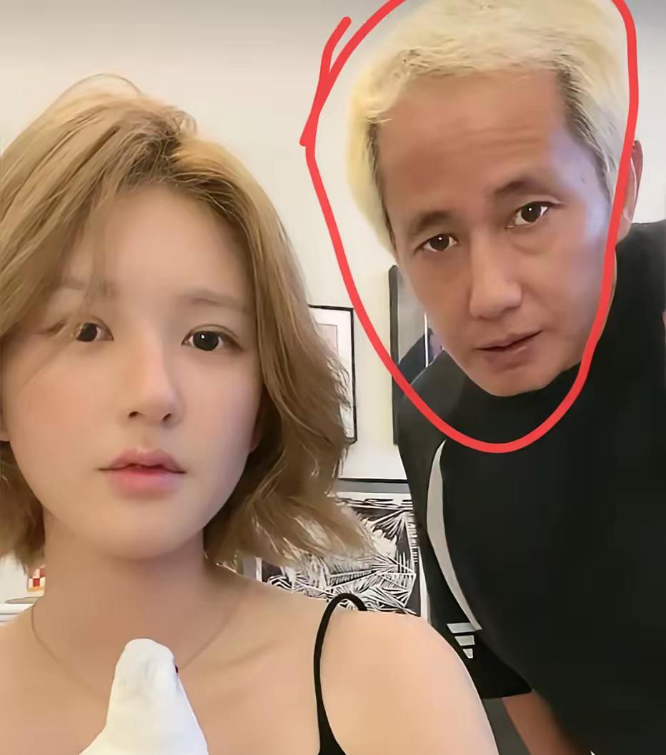 大家可能都不知道
赵露思能有今天的成绩
离不开这个为她花了超多金钱、心思的男人，