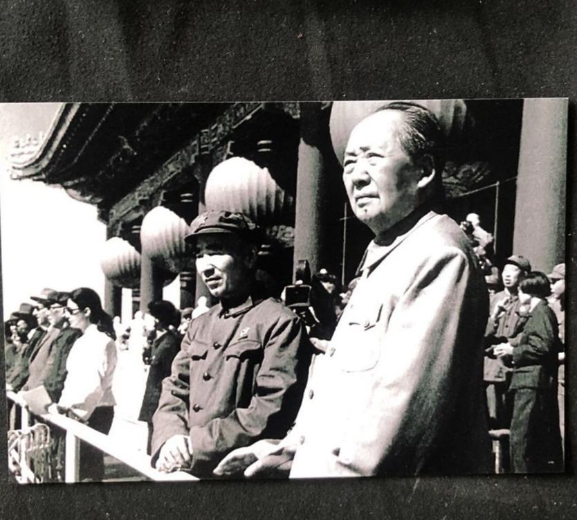 吃水不忘挖井人，               幸福全靠毛主席！         