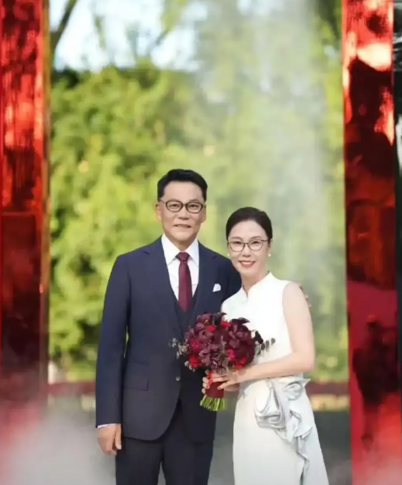 当当网创始人李国庆竟然8月16号再婚了，今年已经60岁的李国庆，他娶的老婆不是貌