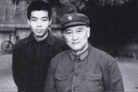 1950年，毛主席像往常一样在书房批阅文件，这时守在门外的卫士前来报告，有位名叫