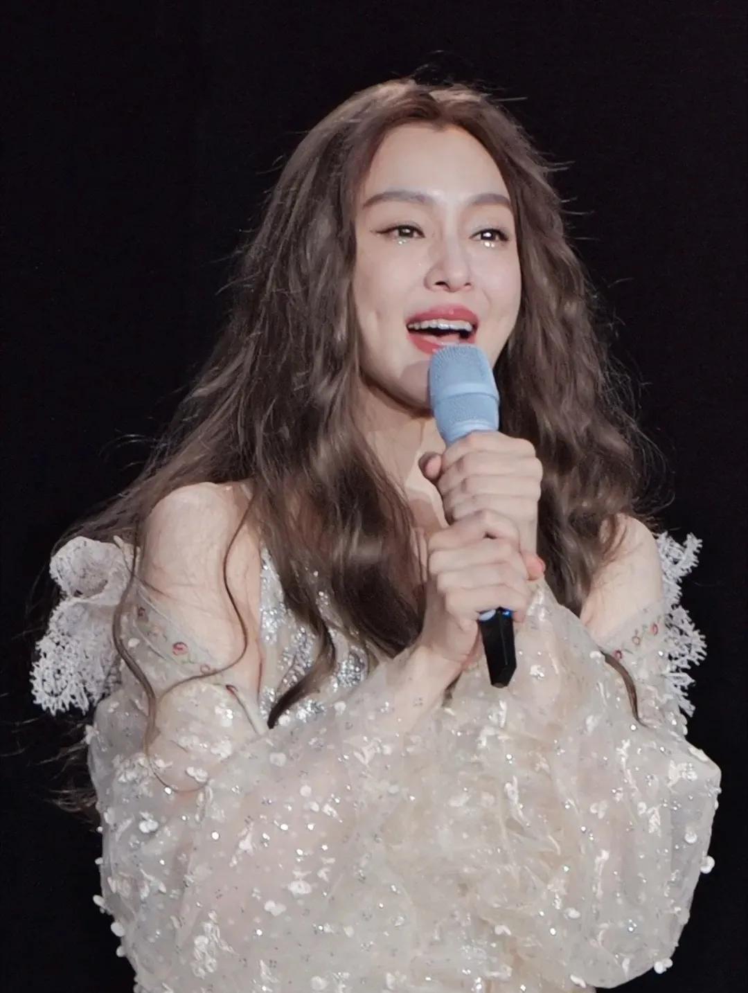 我有预感
以后范玮琪再也不敢请嘉宾去她的演唱会和她合唱了，估计她以后开演唱会都得