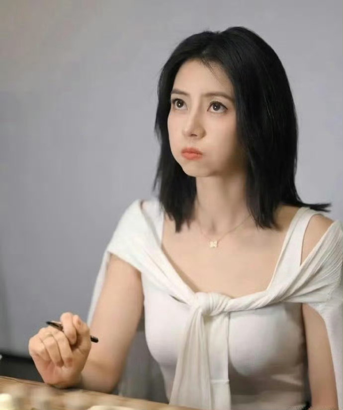 高圆圆估计是练过力量，手臂粗了一圈，看起来更有女人味了 ​​​