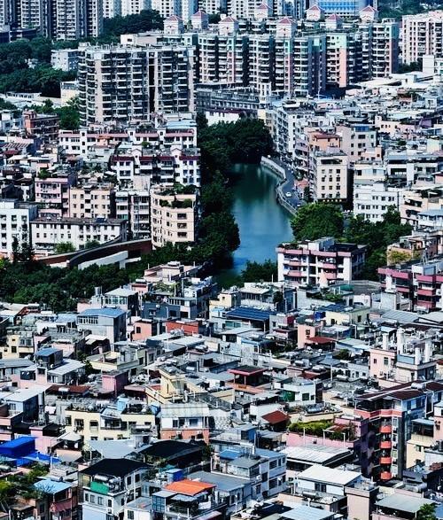 一个大城市里，有一户城中城中村的人家，父母留下2 6套房子，每一小套房子都可以单