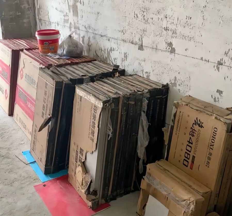 我装修买了40箱地板砖，想找师傅搬到三楼去。我寻思着给100块，觉得这价挺合理的