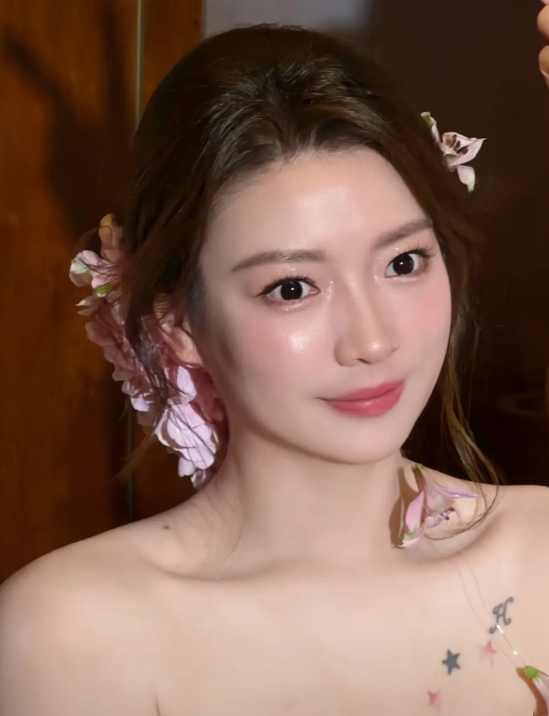 本来黄雅琼就很漂亮，特别是那双会说话的眼睛是大而有神，显得很是灵动。

这次她和