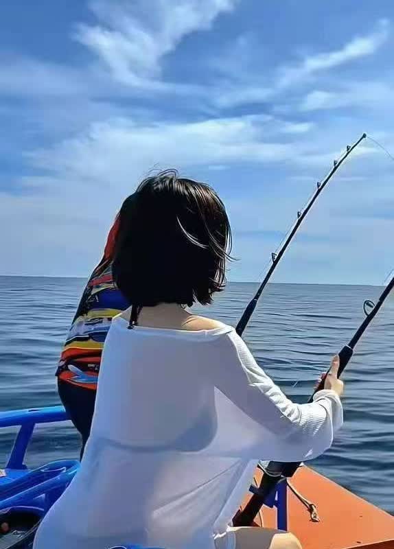 8天长假，你若出去，至少有一半时光堵在路上。
       剩下的一半，在人山