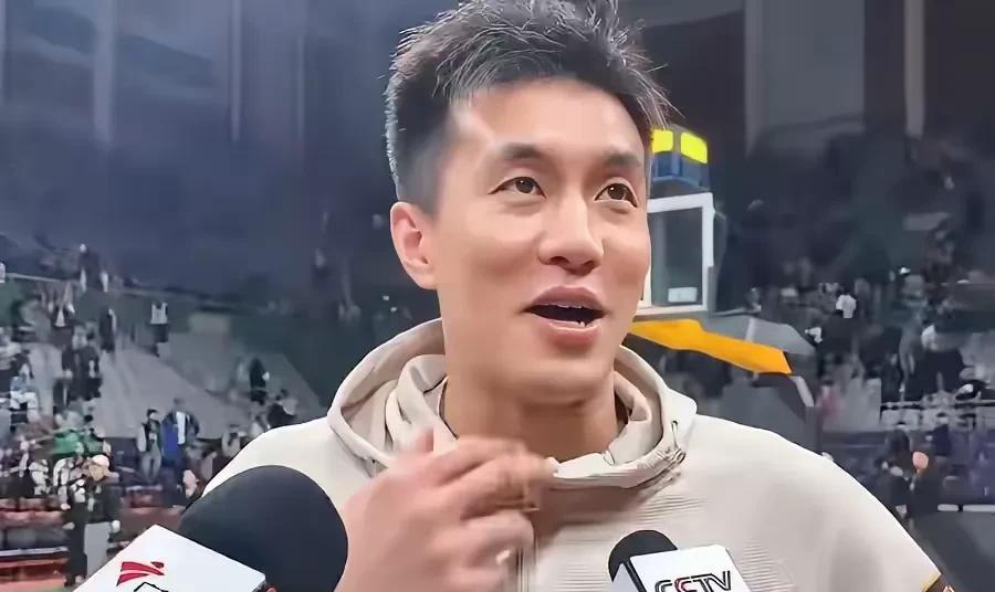 郭艾伦于休赛期回到辽宁老家，近期活动颇为频繁，身旁美女众多，亦有朋友互动。休赛期