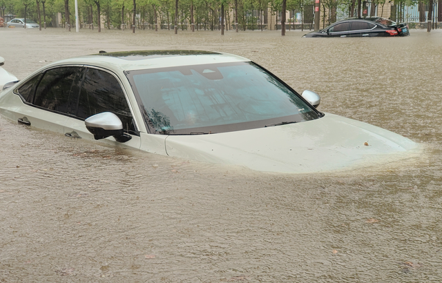 这种情况怎么办
开了一年半6万多公里，这种情况能定全损么，定全损怎么算，还是维修