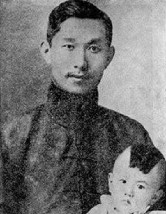 1904年，22岁的蔡锷迎娶29岁的刘长姑，可是等花轿到了门口，新娘却坚持不肯出