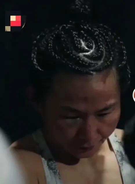 闫晓楠和伟丽比赛输了，下台后在后台居然哭了，哭得很伤心。
她是真的没想到自己竟然