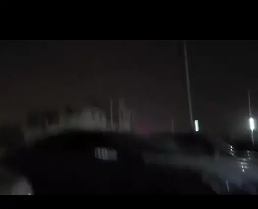据也门胡塞武装消息，当地时间16日晚间，也门首都萨那遭遇美军连续空袭。此外，萨那