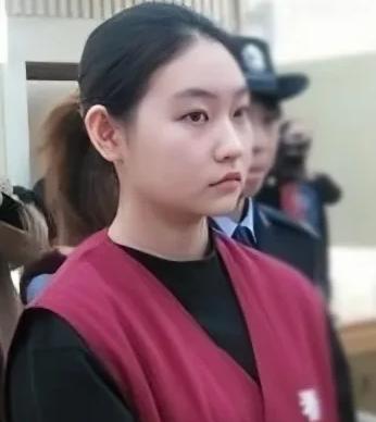 这位略‮姿有‬色‮女的‬子，名‮张叫‬梦，曾‮称谎‬是冯‮的巩‬情 人，索要‮口