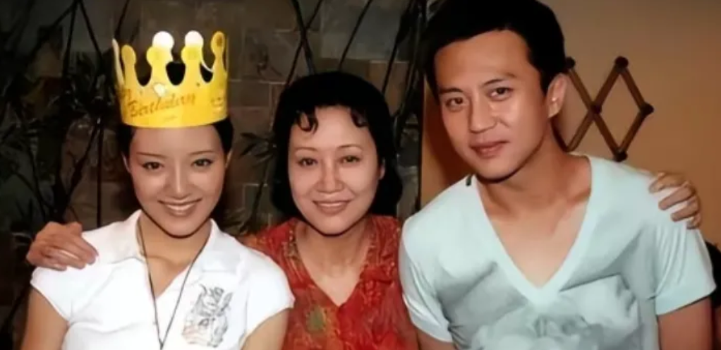当年车晓过生日时与妈妈王丽云、邓超、三人的一张甜蜜合影 ，车晓和邓超当时正在热恋