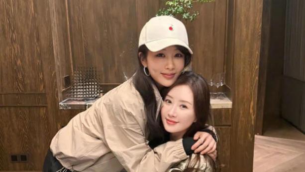 杨紫与舒畅闺蜜自拍照火了，美颜开太猛差点没认出！差5岁却一个少女一个成熟