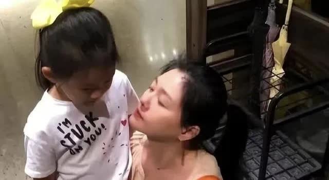 大s的五官精致，而霖霖的五官特别的像她，女儿的气质轮廓头发像妈妈，五官像爸爸，所