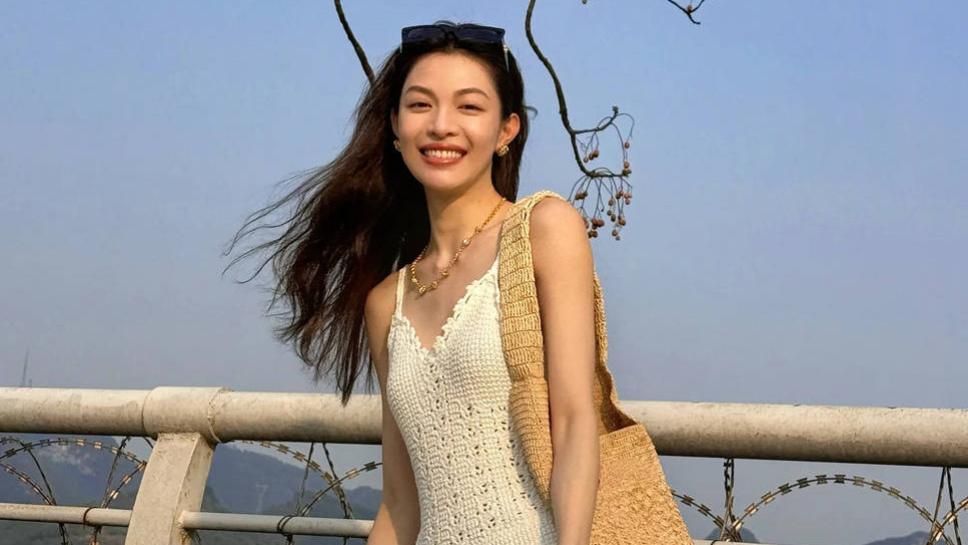 钟楚曦春日随拍照：阳光明媚下的小白裙纯美瞬间