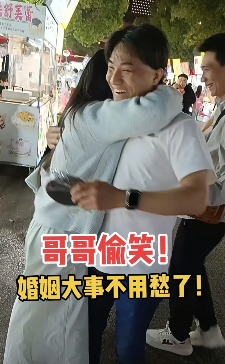 好多女孩想嫁给苏伢子！

下面这个是一位粉丝，苏伢子回来老家时，就迫不及待求抱抱