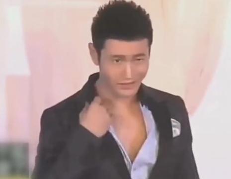 咱就说，黄晓明你下次接“霸总”的时候，直接本色出演可以吗？
近日，黄晓明录制《巴
