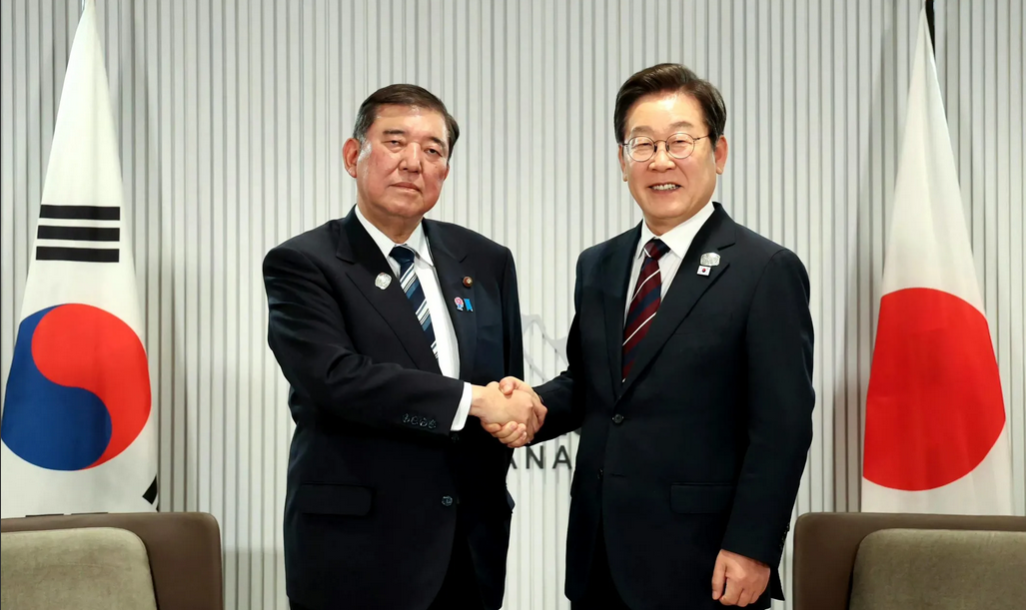 李在明与石破茂在G7峰会间隙会晤，两人互坐对方国旗前，引发韩国网民热议，说他俩是