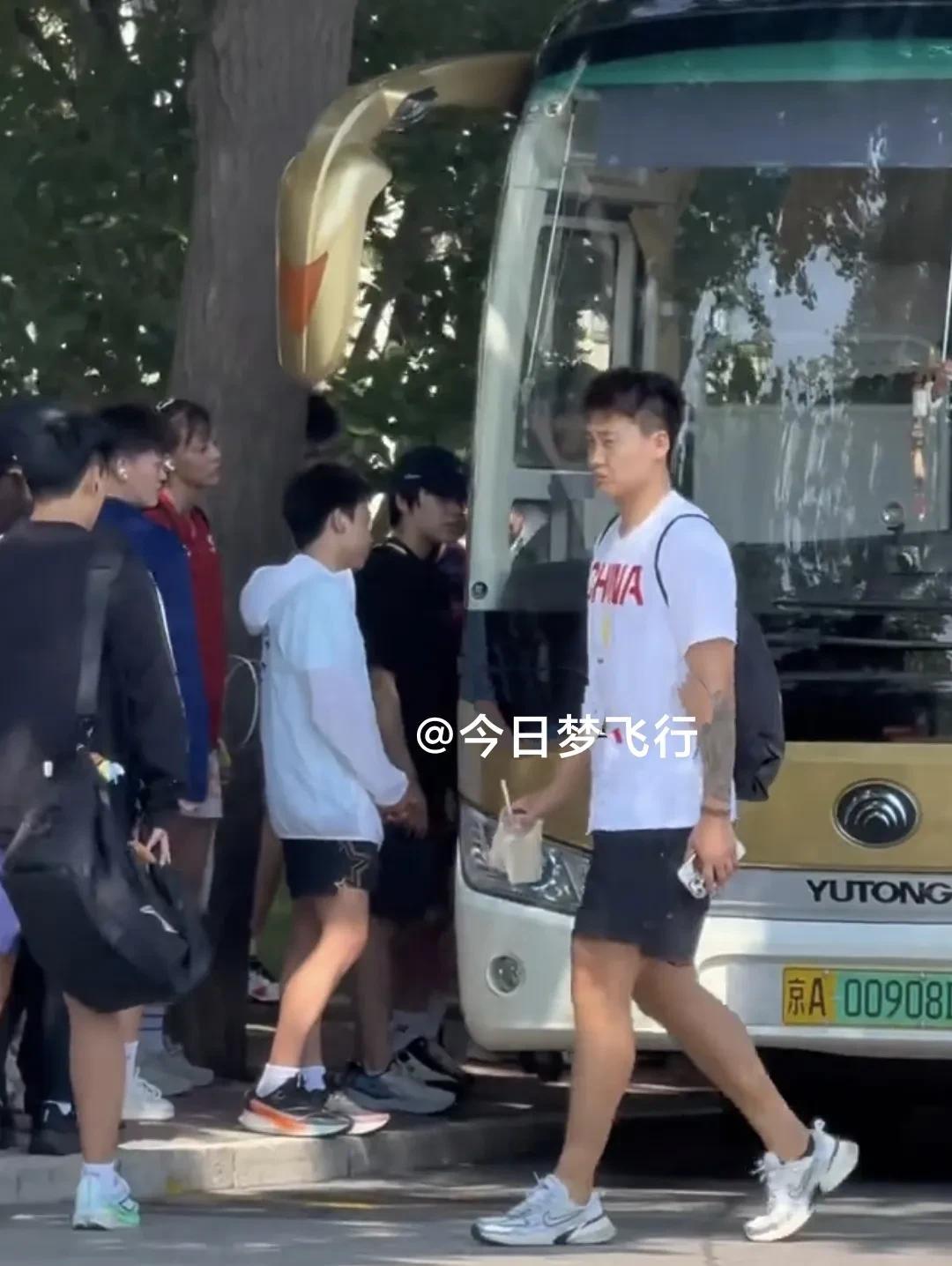 广东队黑白矮三少蓄势待发去训练！
今天上午，广东黑白矮三少赵睿、胡明轩、徐杰精神