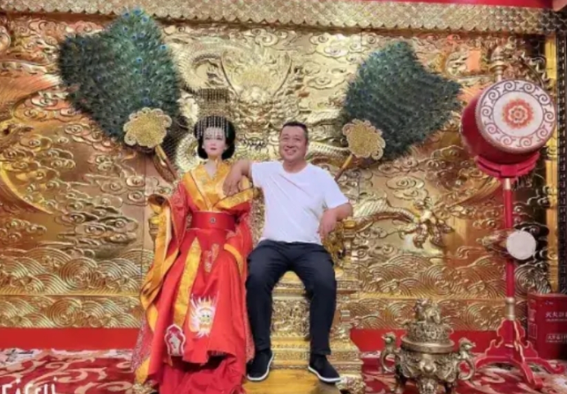 女王：来人，把这个男的拉出去凌迟。
士兵：遵命
男人：女王，不要啊！饶命，再也不