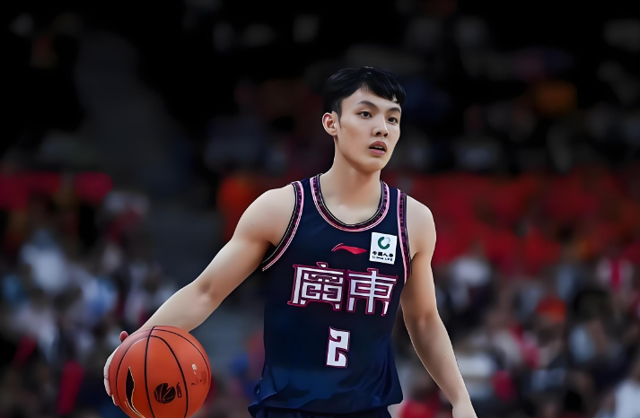 徐杰赚大了！
据广东媒体人透露：徐杰的新代言合同于昨天下午开始生效，广东男篮徐中