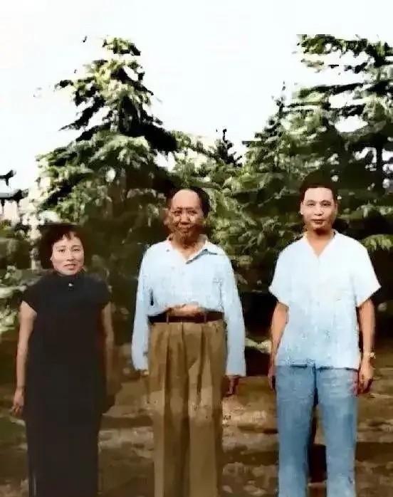 1954年，毛主席在杭州与王芳夫妇的合影，朴素的衣着展现出领袖平易近人的一面。