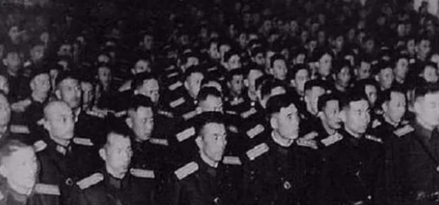 1955年全军大授衔时，中央军委遇到了难题，硕果仅存的3000多名老红军因文化素