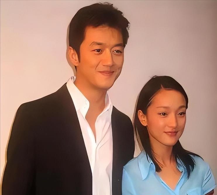 周迅的第一任男友窦鹏是王菲的第一任丈夫窦唯的弟弟，后来周迅又跟李亚鹏展开了长达8