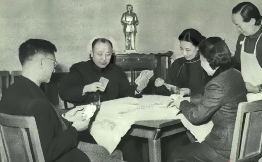 卫立煌回国后跟家人一起悠闲自在打牌的照片。照片中的卫立煌，轻松愉快，极为高兴，他