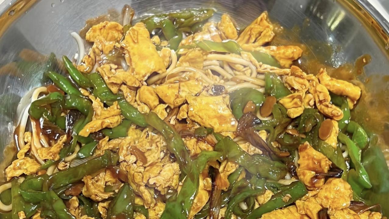 青椒鸡蛋酱拌面：平民食材的极致演绎