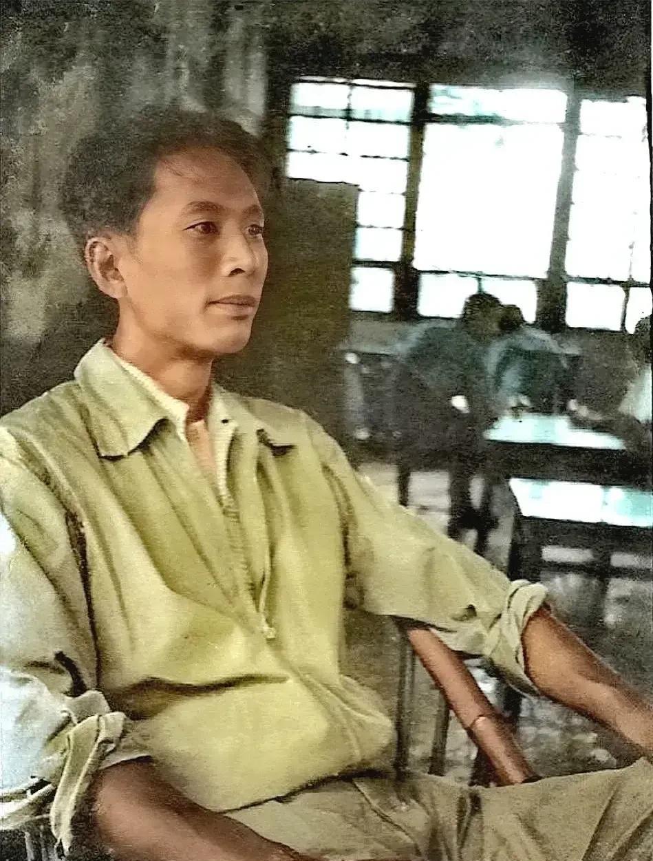 ＃夏日生活打卡季#
最近偶然翻到一张老照片，据说这是画面中这位男士生前的最后一张