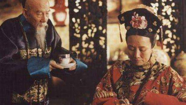 1881年，71岁的左宗棠娶了17岁的章怡为妾。洞房之夜，章怡一脸委屈的准备伺候