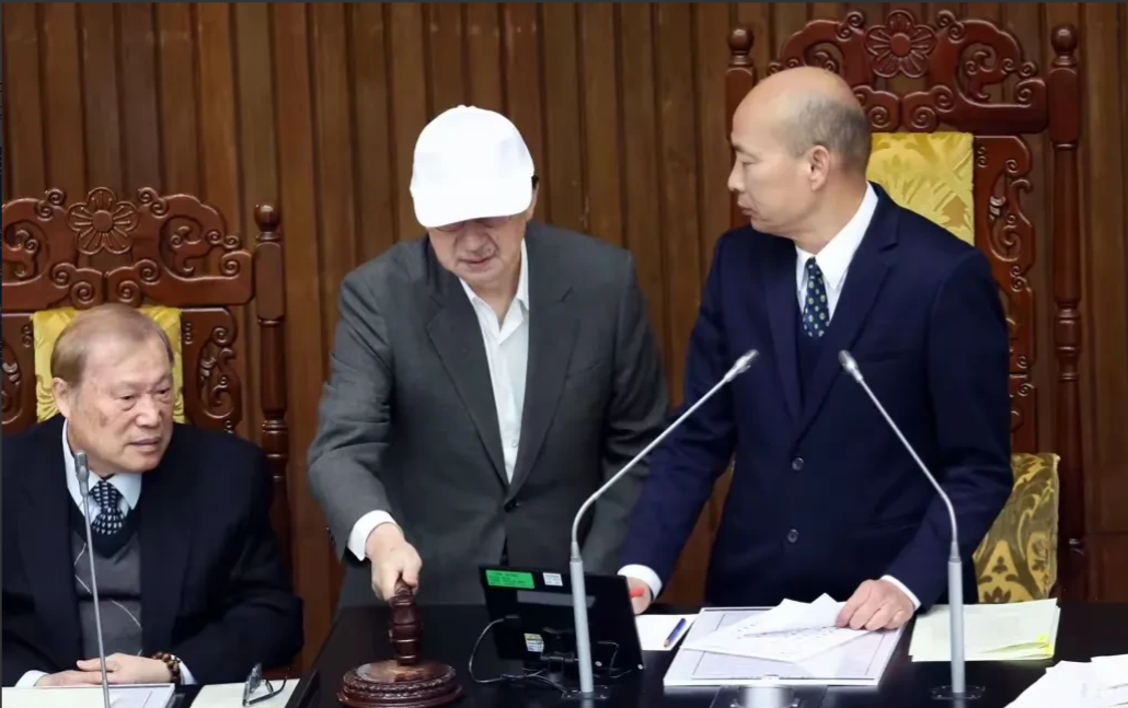民进党团总召柯建铭嚣张叫嚣称，虽然台湾省立法机构三读通过了“纪念日及节日实施条例