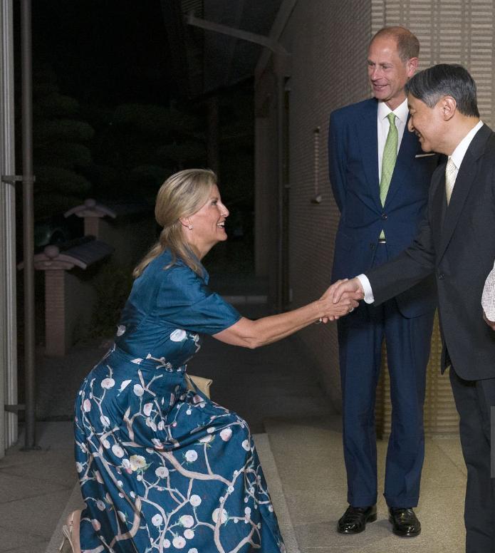 按照约定卡米拉如果没有转正，她是要向凯瑟琳王妃和德仁天皇行屈膝礼的，爱丁堡公爵夫