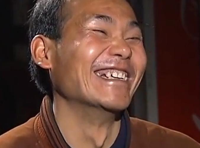 2012年，在山村执教22年的优秀教师，在亲吻精神疾病的妻子后，执意离家流浪街头